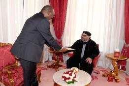 Image du Maroc Professionnelle de  Sa Majesté le Roi Mohammed VI, reçoit au Palis Royal de Rabat M. Ahmed Abubakar Rufai, envoyé spécial du président de la République fédérale du Nigeria, SEM. Muhammadu Buhari porteur d'un message écrit au Souverain, 19 Mai 2018. (Photo/ SPPR) via Jalilbounhar.com 